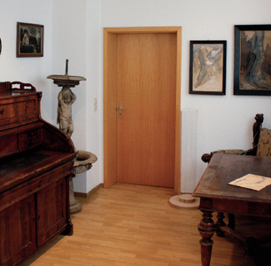 Blick in den Raum des Museums, in dem persönliche Gegenstände der Familie Wegner ausgestellt sind.